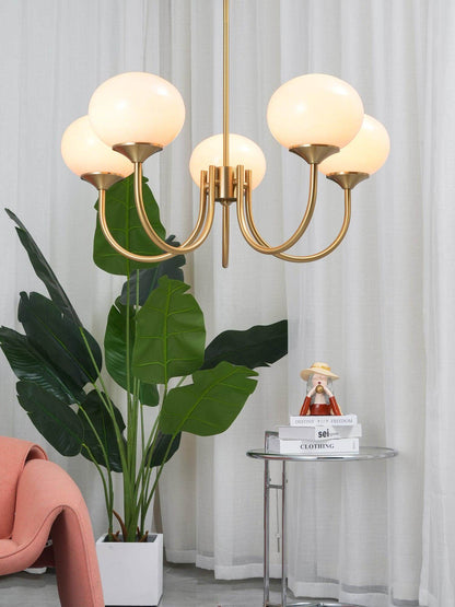 Elegant Lysekrone med Gyldne Detaljer & Lyserøde Glasskærme