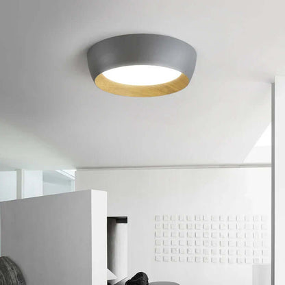 Minimalistisk LED loftslampe med trædetaljer