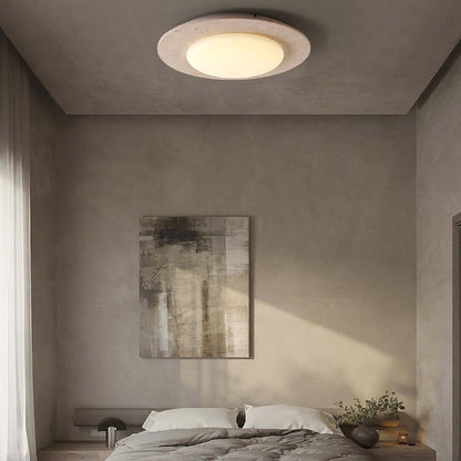 Kuppelformet loftslampe i travertin og træ