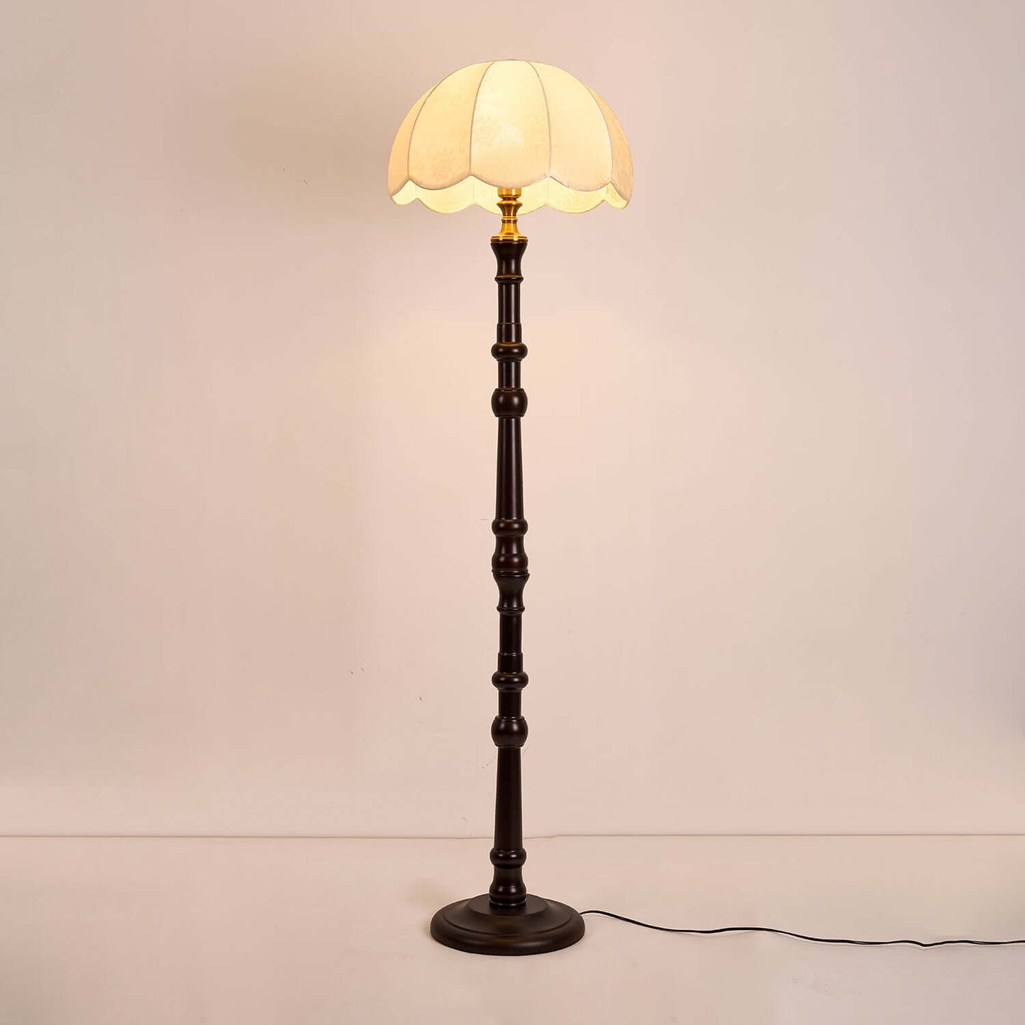 Elegant Gulvlampe i Træ med Stofskærm
