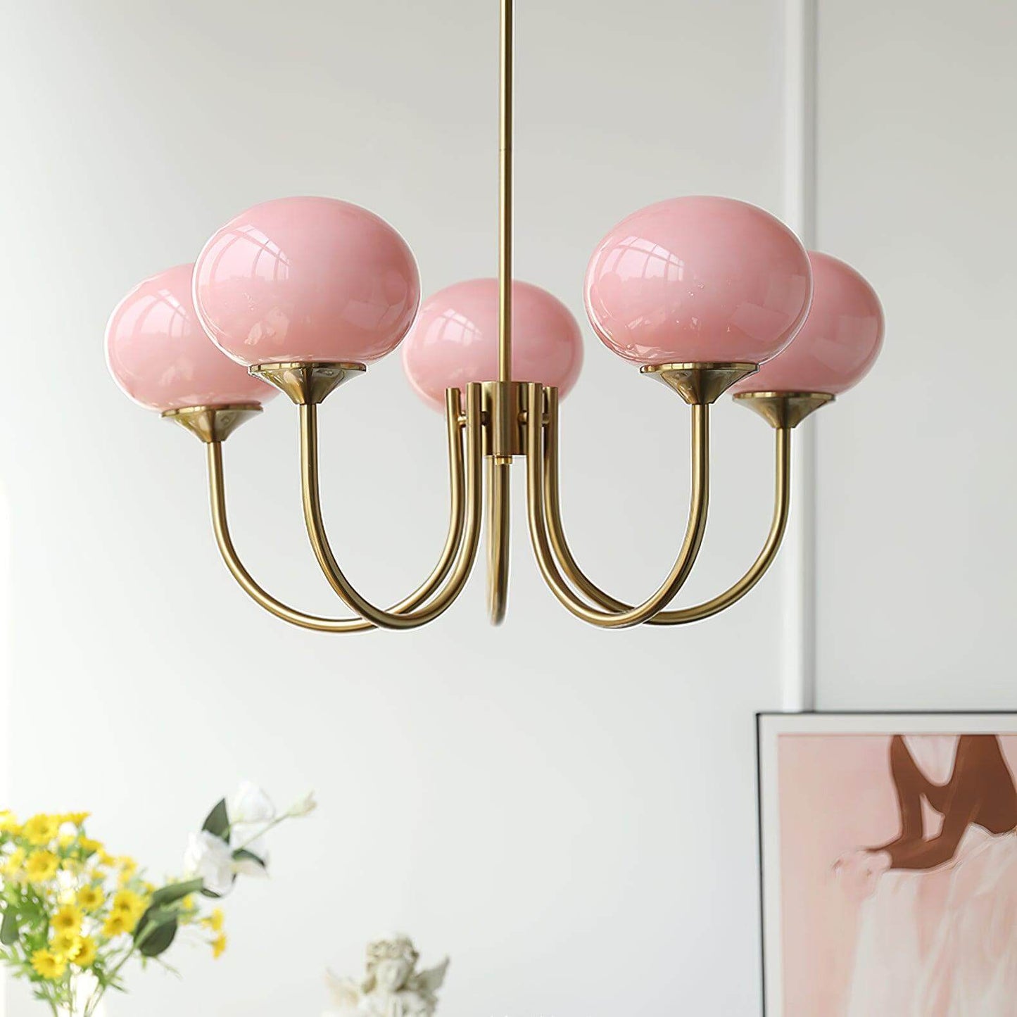 Elegant Lysekrone med Gyldne Detaljer & Lyserøde Glasskærme