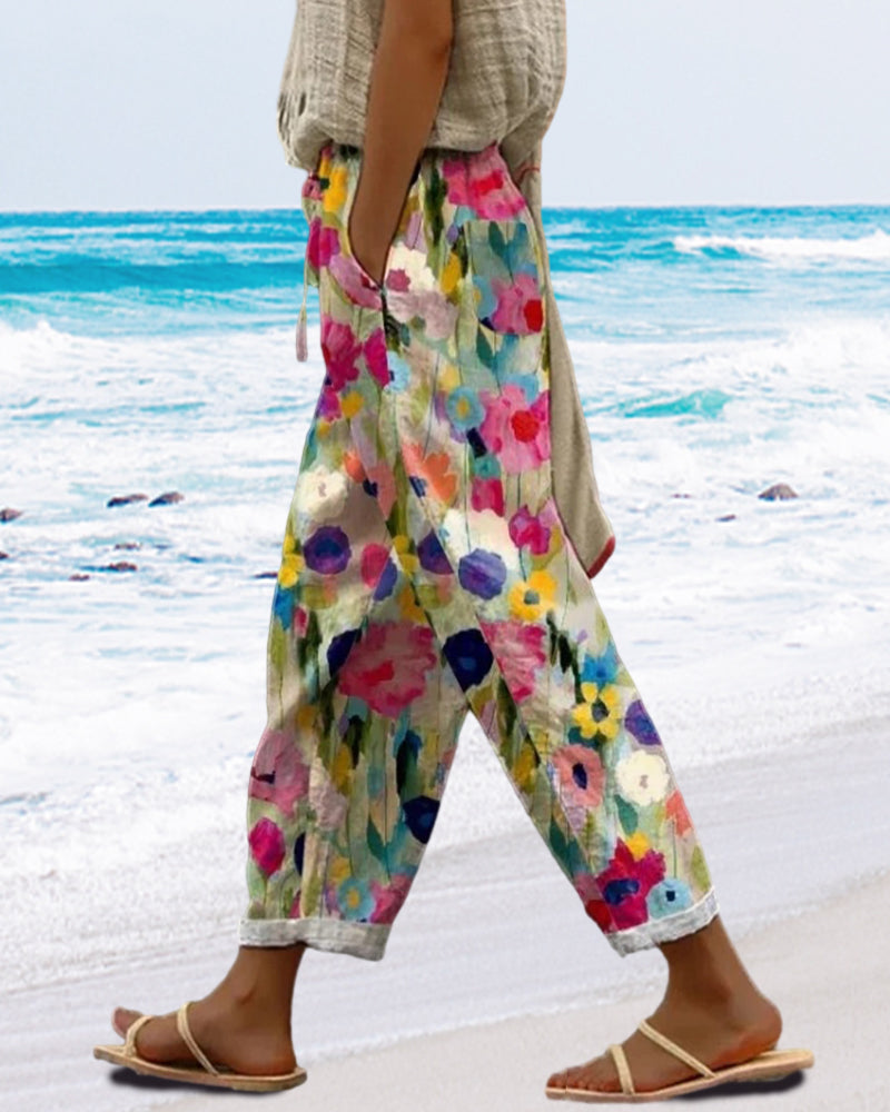 Dame bukser med løs pasform, blomsterprint, brede ben og elastisk talje. Farverig og feminin stil, perfekt til hverdagsbrug.