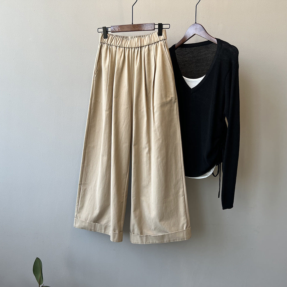 "Dame culotte-bukser med vide ben, elastisk talje og elegant folder, set forfra i lys beige farve."