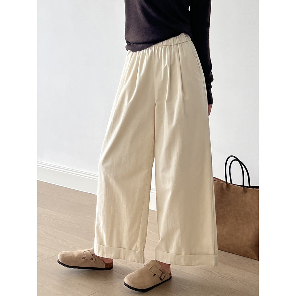 "Dame culotte-bukser med vide ben, elastisk talje og elegant folder, set forfra i lys beige farve."