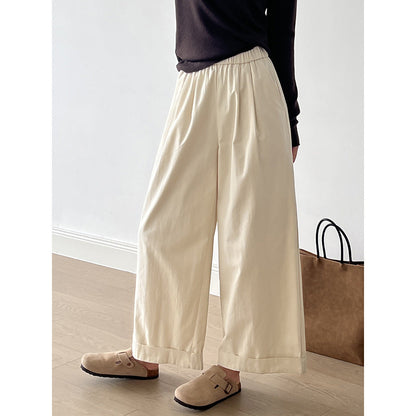 "Dame culotte-bukser med vide ben, elastisk talje og elegant folder, set forfra i lys beige farve."