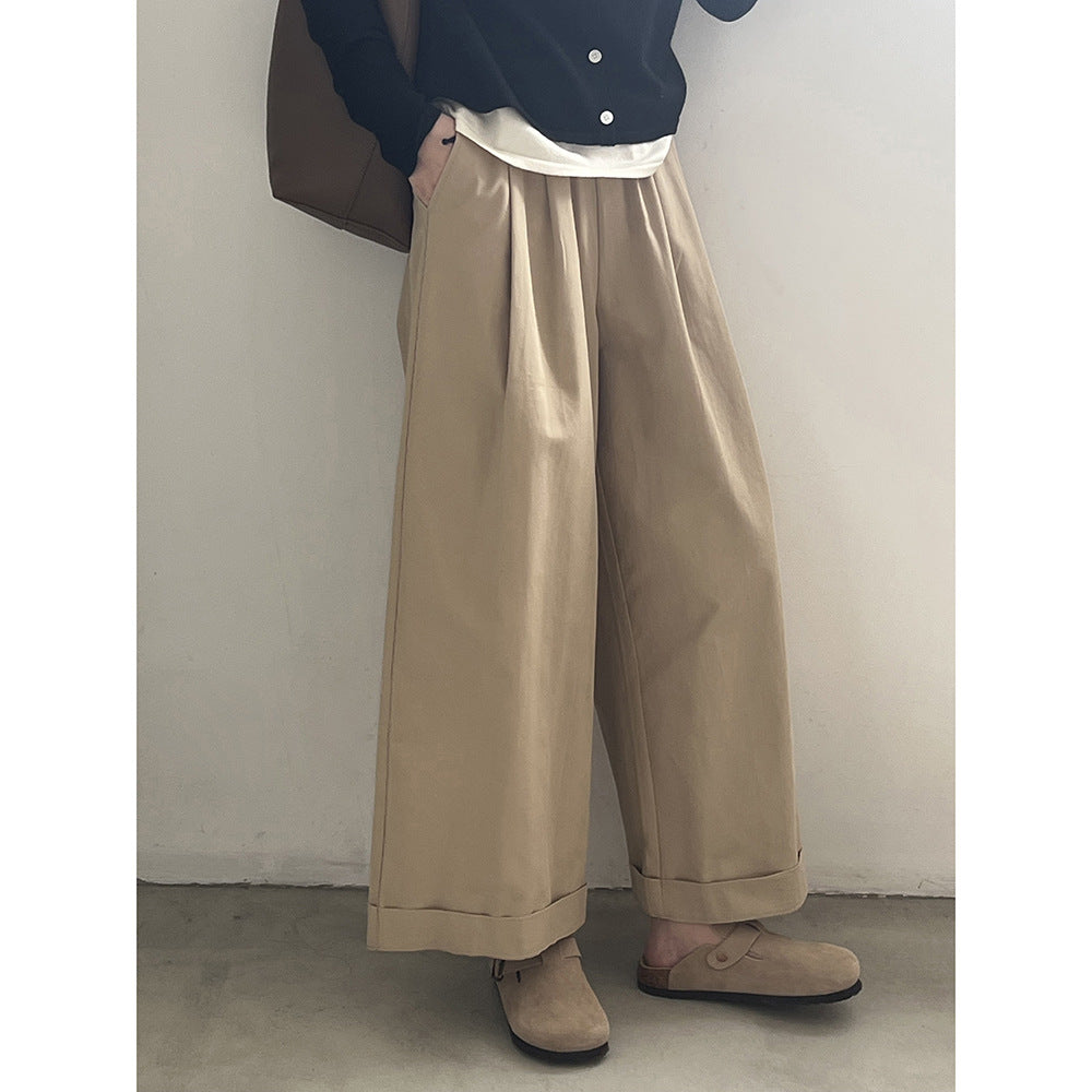 "Dame culotte-bukser med vide ben, elastisk talje og elegant folder, set forfra i lys beige farve."