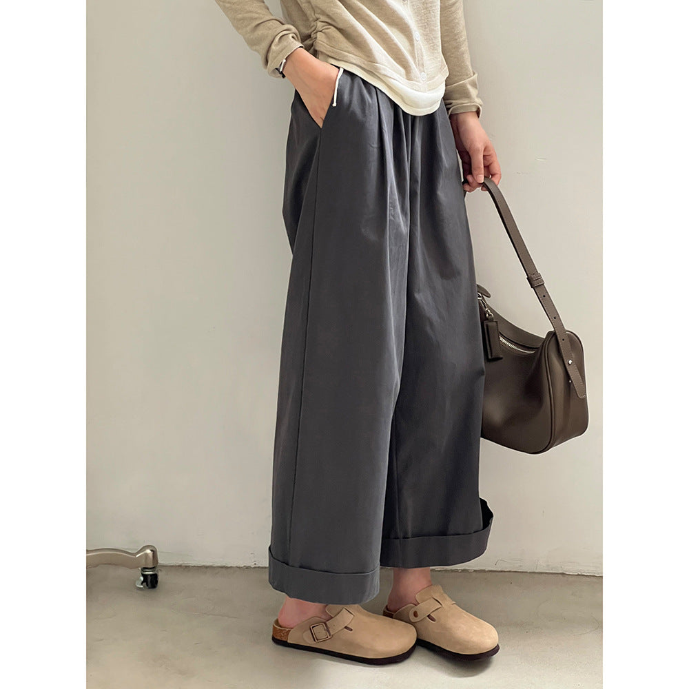 "Dame culotte-bukser med vide ben, elastisk talje og elegant folder, set forfra i lys beige farve."