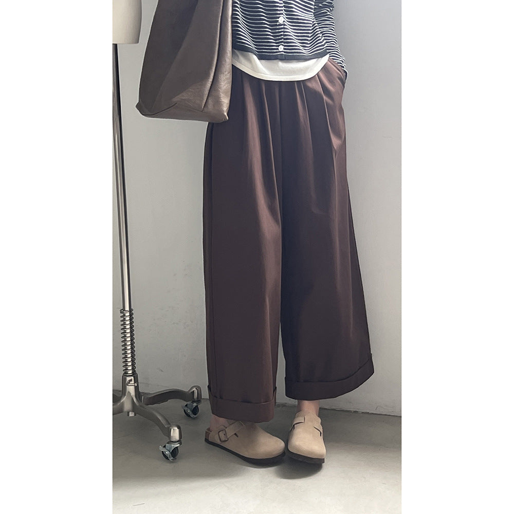 "Dame culotte-bukser med vide ben, elastisk talje og elegant folder, set forfra i lys beige farve."