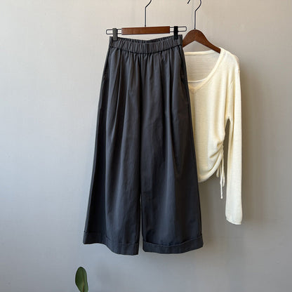 "Dame culotte-bukser med vide ben, elastisk talje og elegant folder, set forfra i lys beige farve."