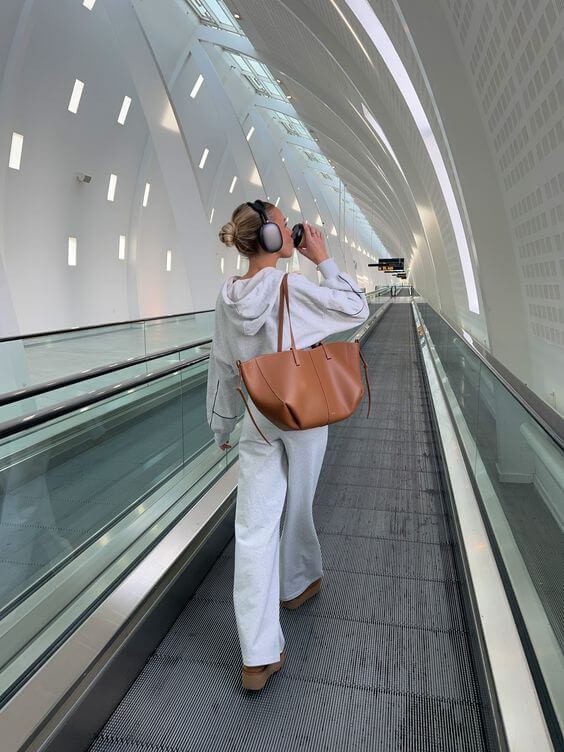 "Dame tote taske i ægte læder, stor størrelse, minimalistisk design, med robuste håndtag og aftagelig skulderrem."