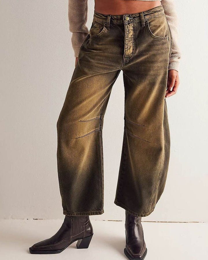 "Damejeans med mellem høj talje og lige snit. Blå nuance, brede ben for moderne stil og komfort."