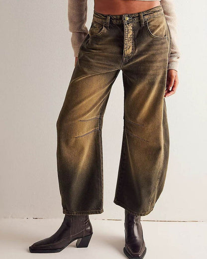 "Damejeans med mellem høj talje og lige snit. Blå nuance, brede ben for moderne stil og komfort."