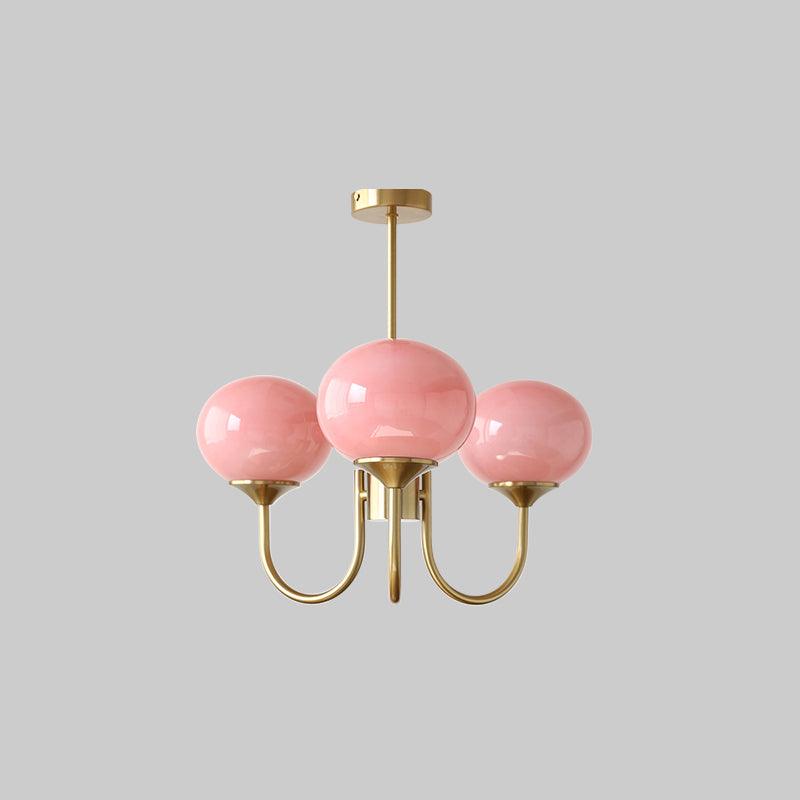 Elegant Lysekrone med Gyldne Detaljer & Lyserøde Glasskærme