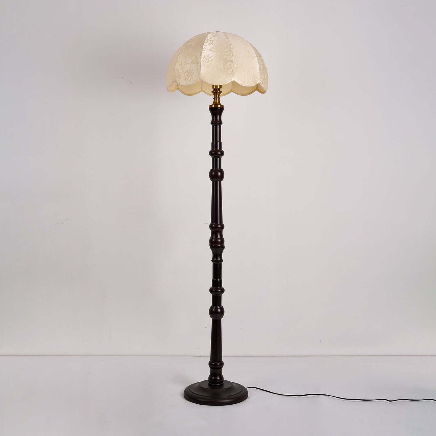 Elegant Gulvlampe i Træ med Stofskærm