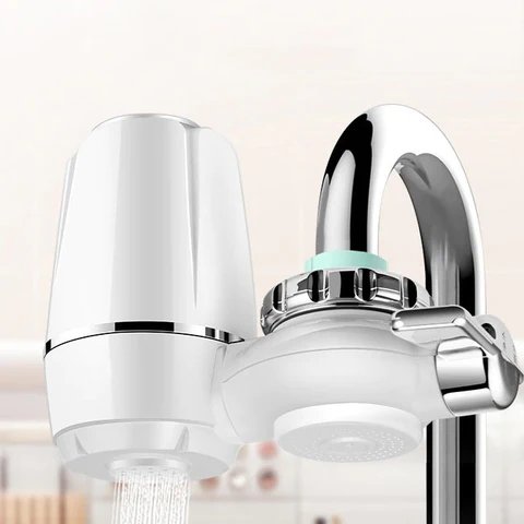 "Dobbelt flow vandfilter til vandhaner, kompakt med ni-lags filtrering, designet til renere vand og nem installation."