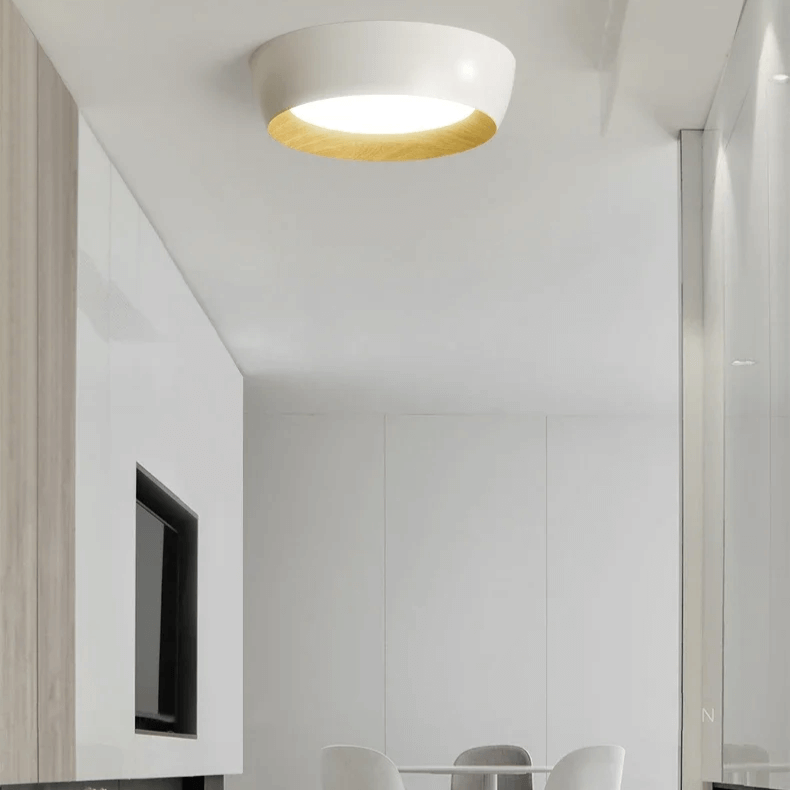 Minimalistisk LED loftslampe med trædetaljer