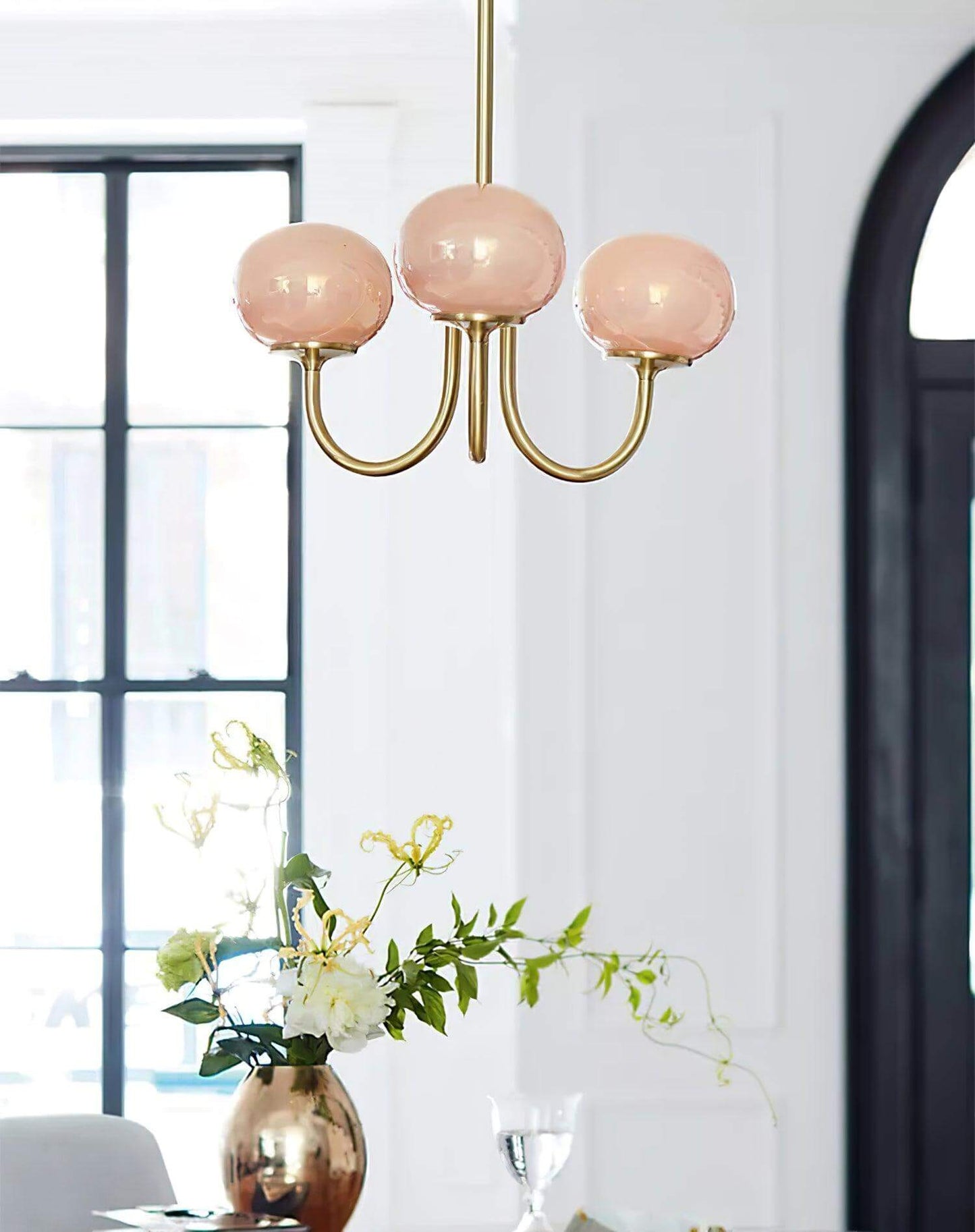 Elegant Lysekrone med Gyldne Detaljer & Lyserøde Glasskærme