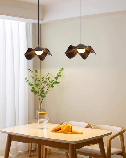 Unik Lotus Pendellampe i Harpiks & Metal