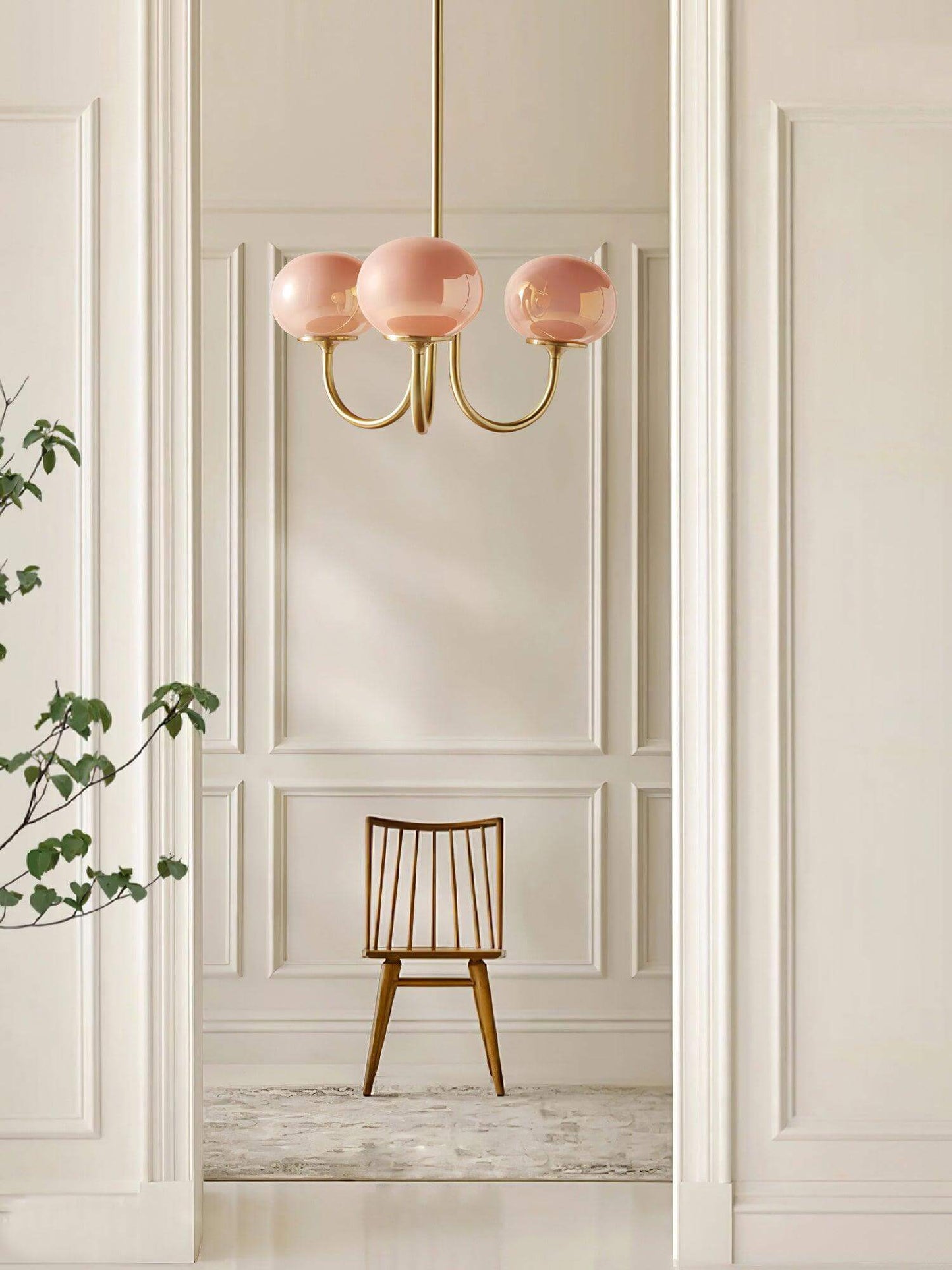 Elegant Lysekrone med Gyldne Detaljer & Lyserøde Glasskærme