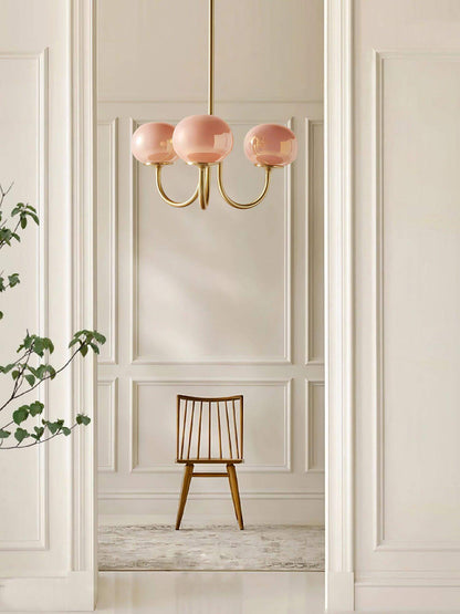 Elegant Lysekrone med Gyldne Detaljer & Lyserøde Glasskærme