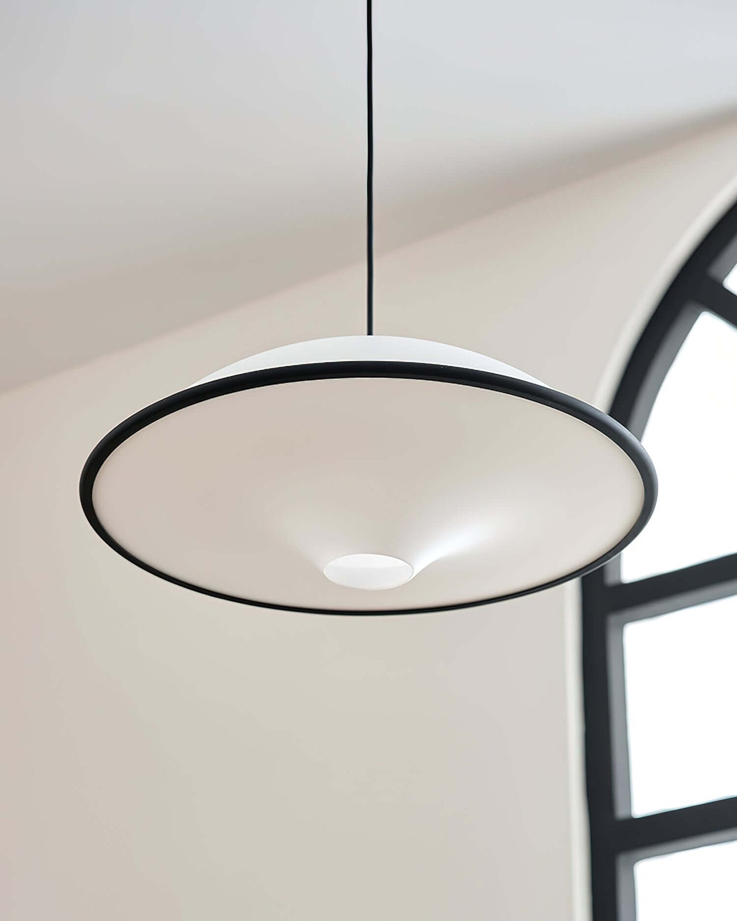 Moderne UFO Pendellampe i Akryl & Metal - Ø45cm