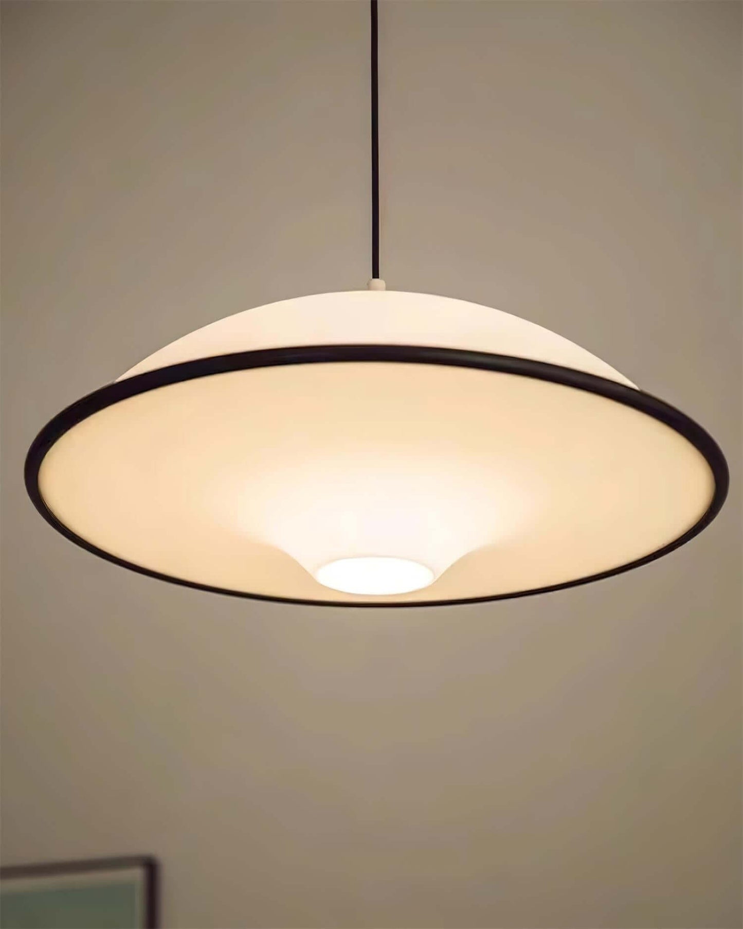 Moderne UFO Pendellampe i Akryl & Metal - Ø45cm