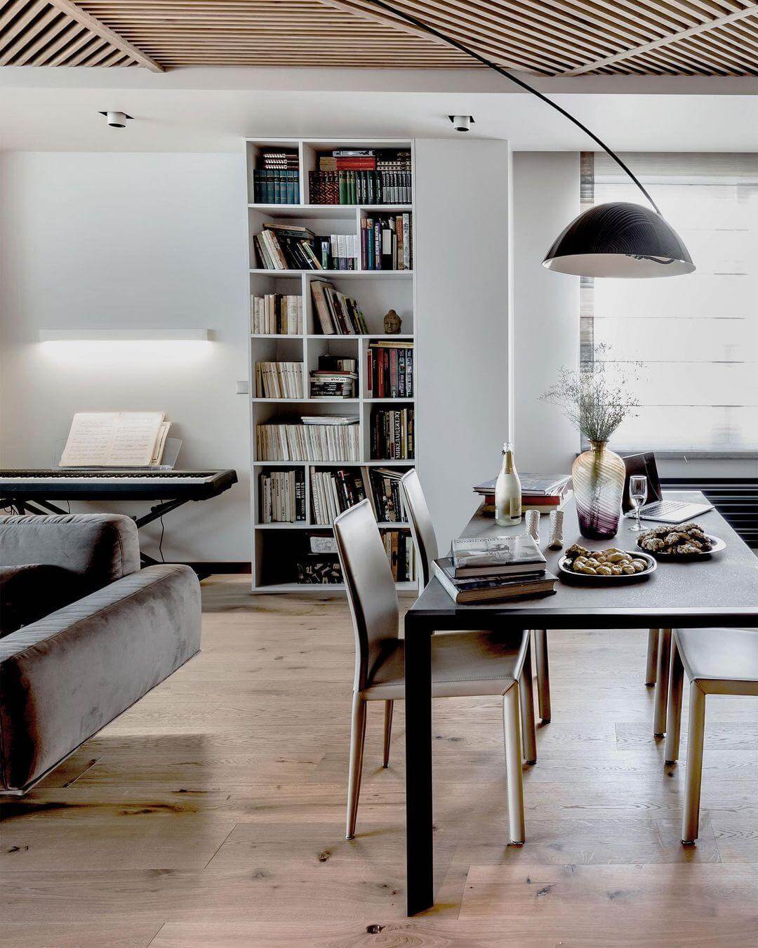 Justerbar bue gulvlampe i metal