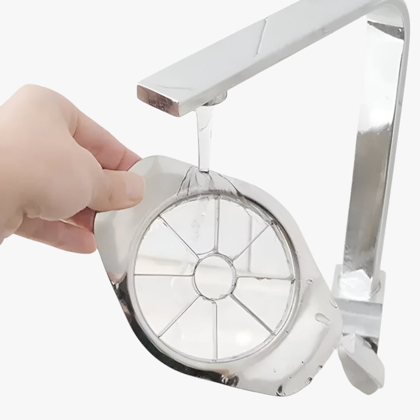 "Effektiv æbleskræller i rustfrit stål til skrælning og skæring af frugt, med holdbart og pladsbesparende design."