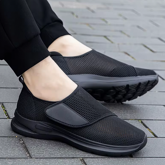 "Ekstra brede diabetikersko til mænd med ortopædisk komfort, justerbare velcrostropper og skridsikker sål, set fra siden."