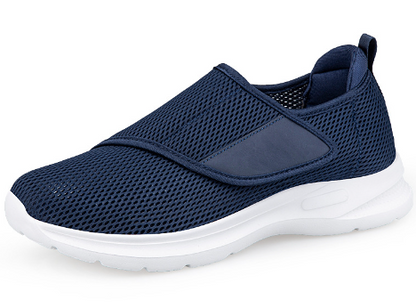 "Ekstra brede diabetikersko til mænd med ortopædisk komfort, justerbare velcrostropper og skridsikker sål, set fra siden."