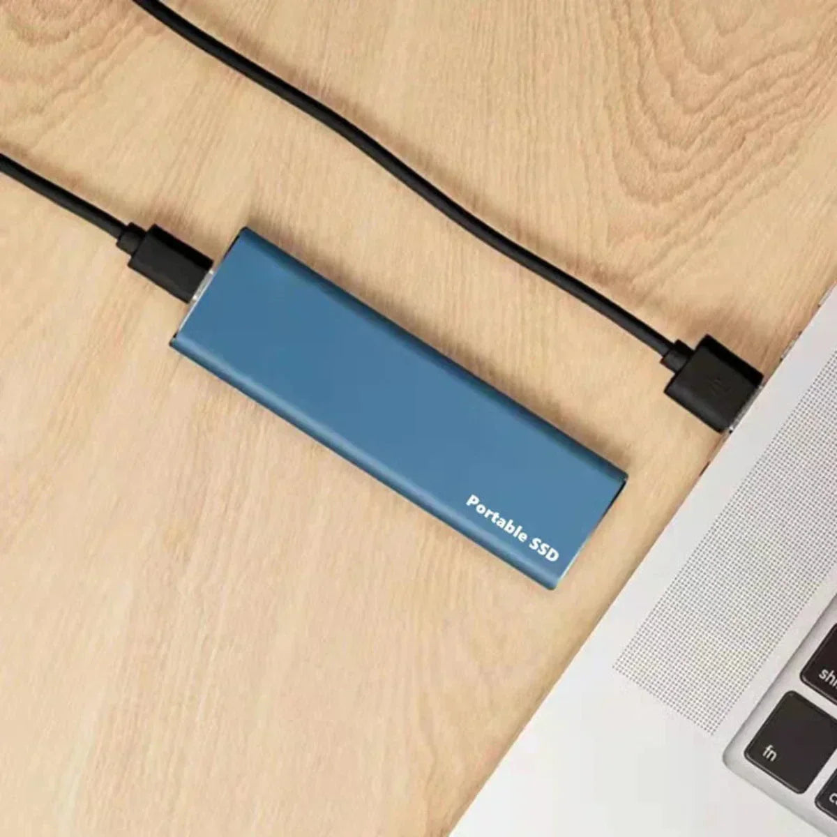 "Elegant 4TB bærbar ekstern harddisk med lynhurtig USB-C, kompakt design. Perfekt til dataopbevaring på farten."