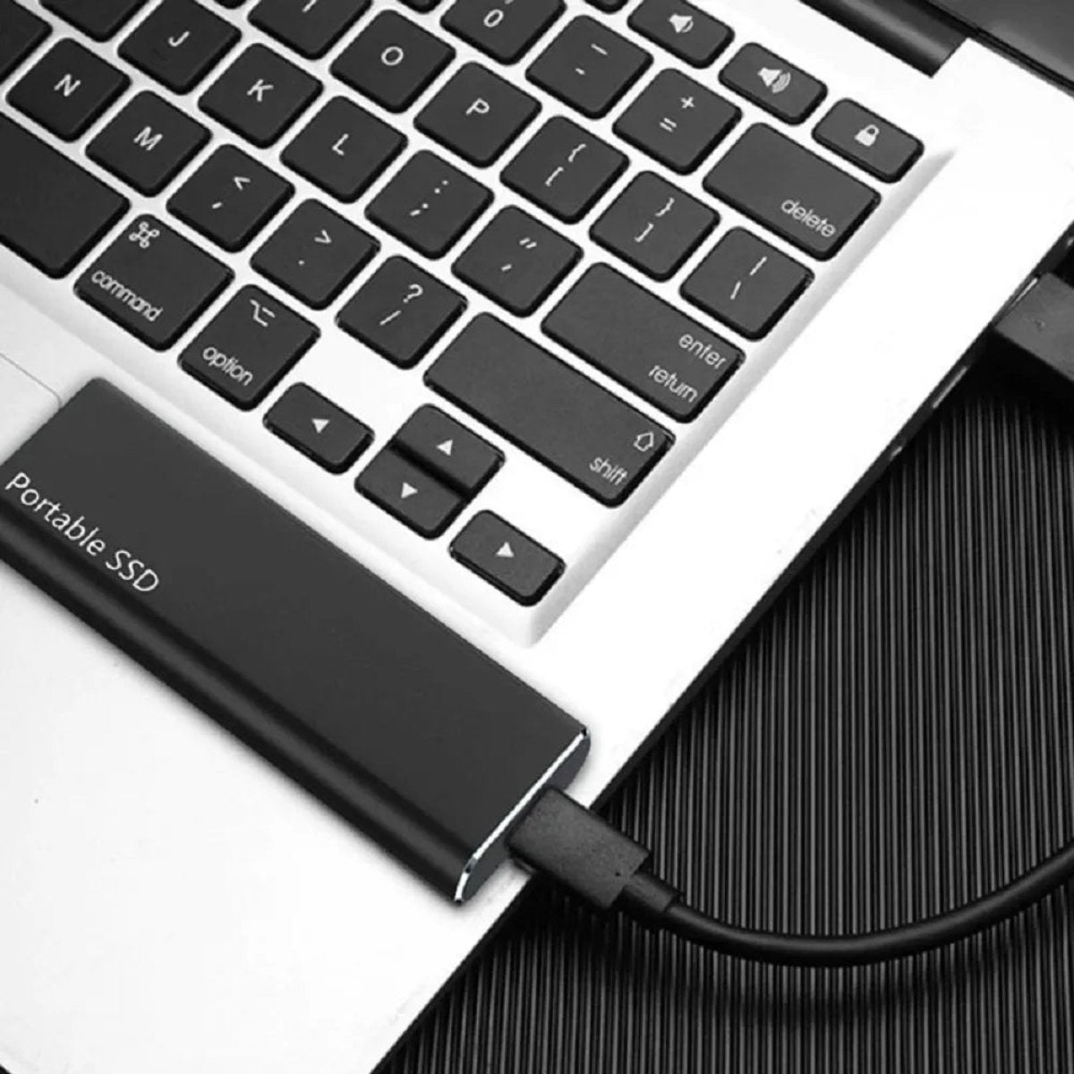 "Elegant 4TB bærbar ekstern harddisk med lynhurtig USB-C, kompakt design. Perfekt til dataopbevaring på farten."