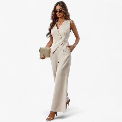 "Elegant ærmeløs jakkesæt i beige til kvinder, tætsiddende silhuet, moderne og tidløs stil til business eller fest."