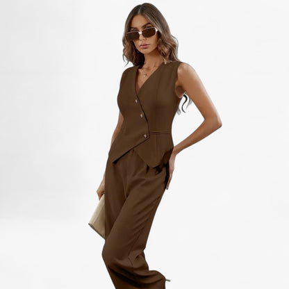 "Elegant ærmeløs jakkesæt i beige til kvinder, tætsiddende silhuet, moderne og tidløs stil til business eller fest."