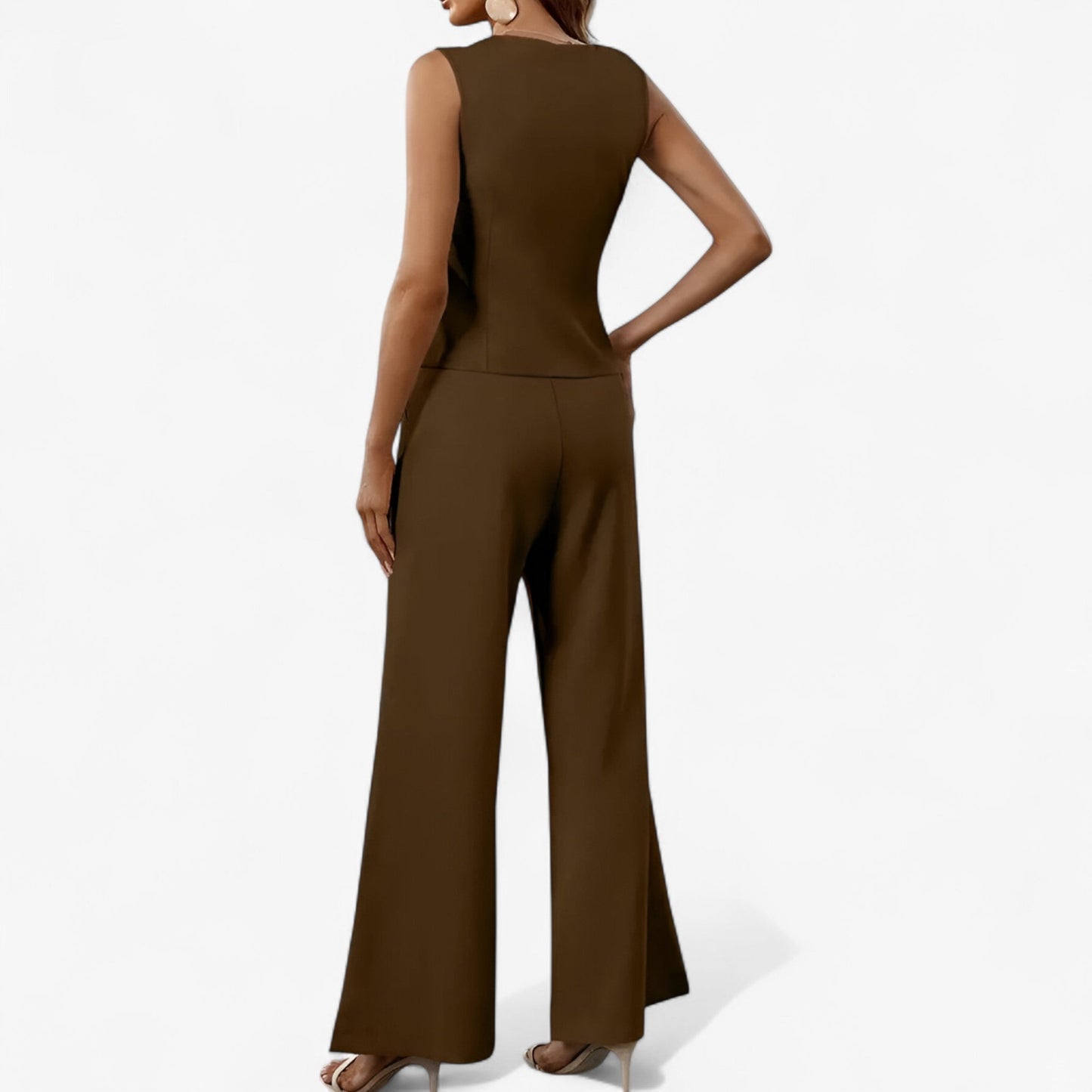 "Elegant ærmeløs jakkesæt i beige til kvinder, tætsiddende silhuet, moderne og tidløs stil til business eller fest."