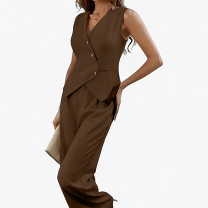 "Elegant ærmeløs jakkesæt i beige til kvinder, tætsiddende silhuet, moderne og tidløs stil til business eller fest."