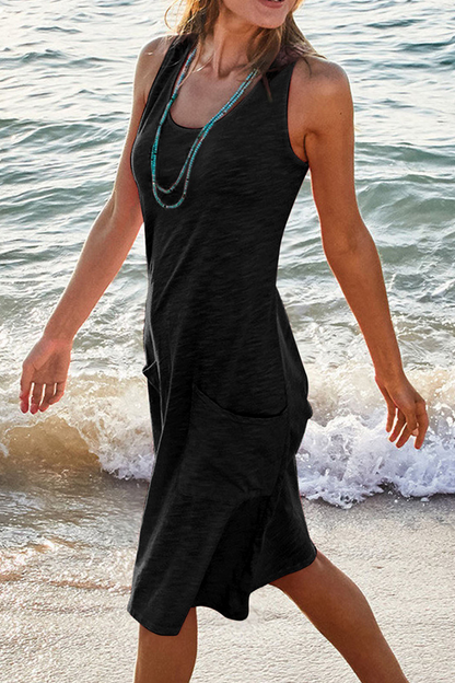 "Elegant ærmeløs Sophie kjole i knælængde med praktiske lommer, perfekt til sommer forklædt i klassisk ensfarvet design."