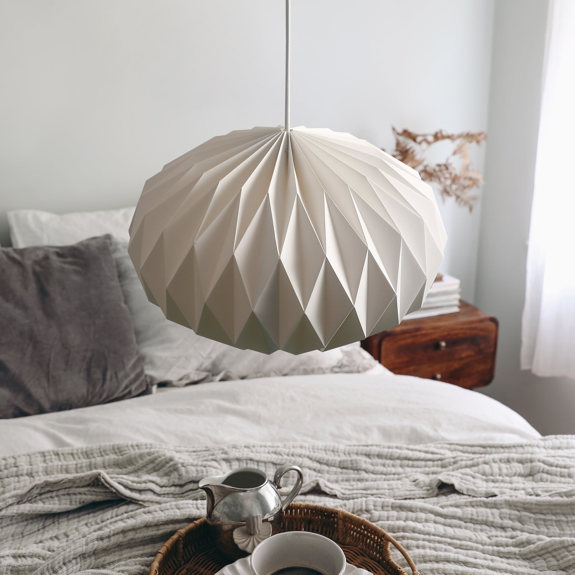 Elegant beige dråbeformet akrylpendel Ø42 cm med blød 360° lysspredning, ideel til stue eller soveværelse.