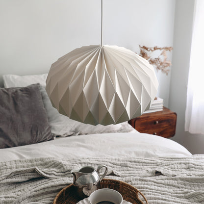 Elegant beige dråbeformet akrylpendel Ø42 cm med blød 360° lysspredning, ideel til stue eller soveværelse.