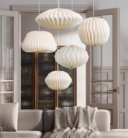 Elegant beige dråbeformet akrylpendel Ø42 cm med blød 360° lysspredning, ideel til stue eller soveværelse.