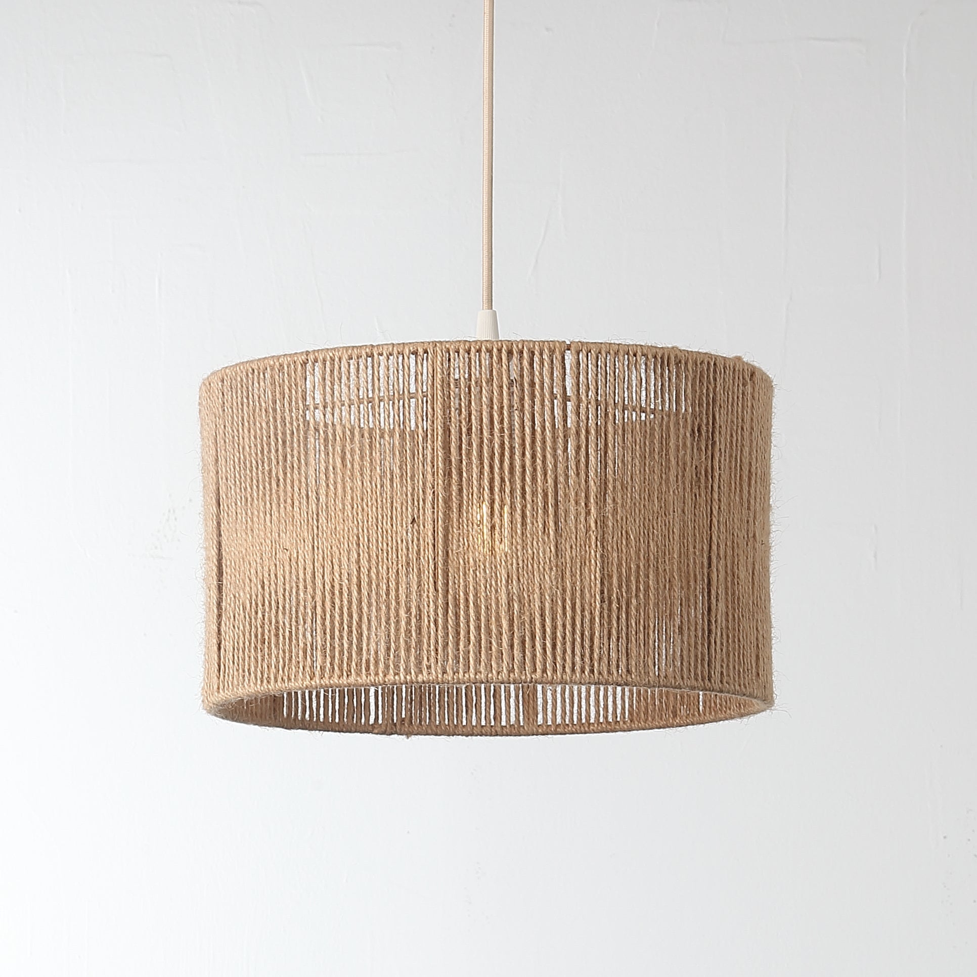 "Elegant beige pendel Ø30 i naturlig jute til indendørs belysning, skaber varm glød og passer i moderne og klassisk indretnin