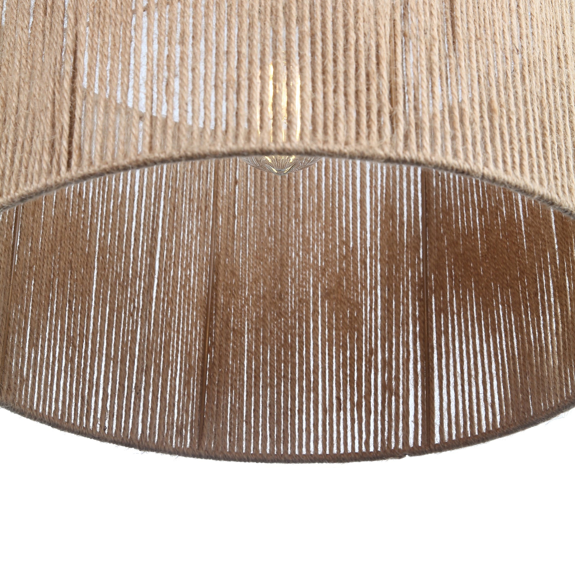 "Elegant beige pendel Ø30 i naturlig jute til indendørs belysning, skaber varm glød og passer i moderne og klassisk indretnin