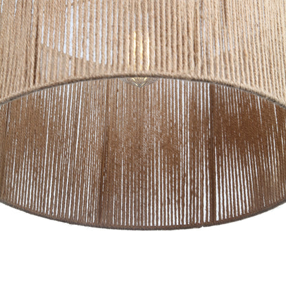 "Elegant beige pendel Ø30 i naturlig jute til indendørs belysning, skaber varm glød og passer i moderne og klassisk indretnin