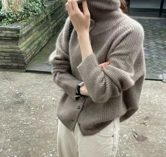 "Elegant beige uld-kashmir pullover til damer, rullekrave, afslappet pasform, perfekt til vintertøj og lagdeling."