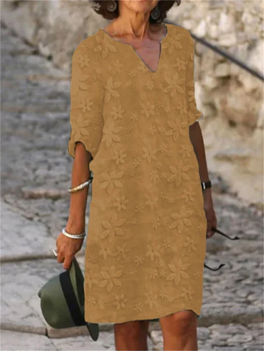 "Elegant blomsteret sommerkjole i bomuld og hør, let og åndbar, perfekt til solrige dage og afslappede aftener."