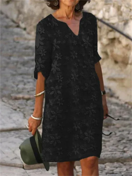 "Elegant blomsteret sommerkjole i bomuld og hør, let og åndbar, perfekt til solrige dage og afslappede aftener."