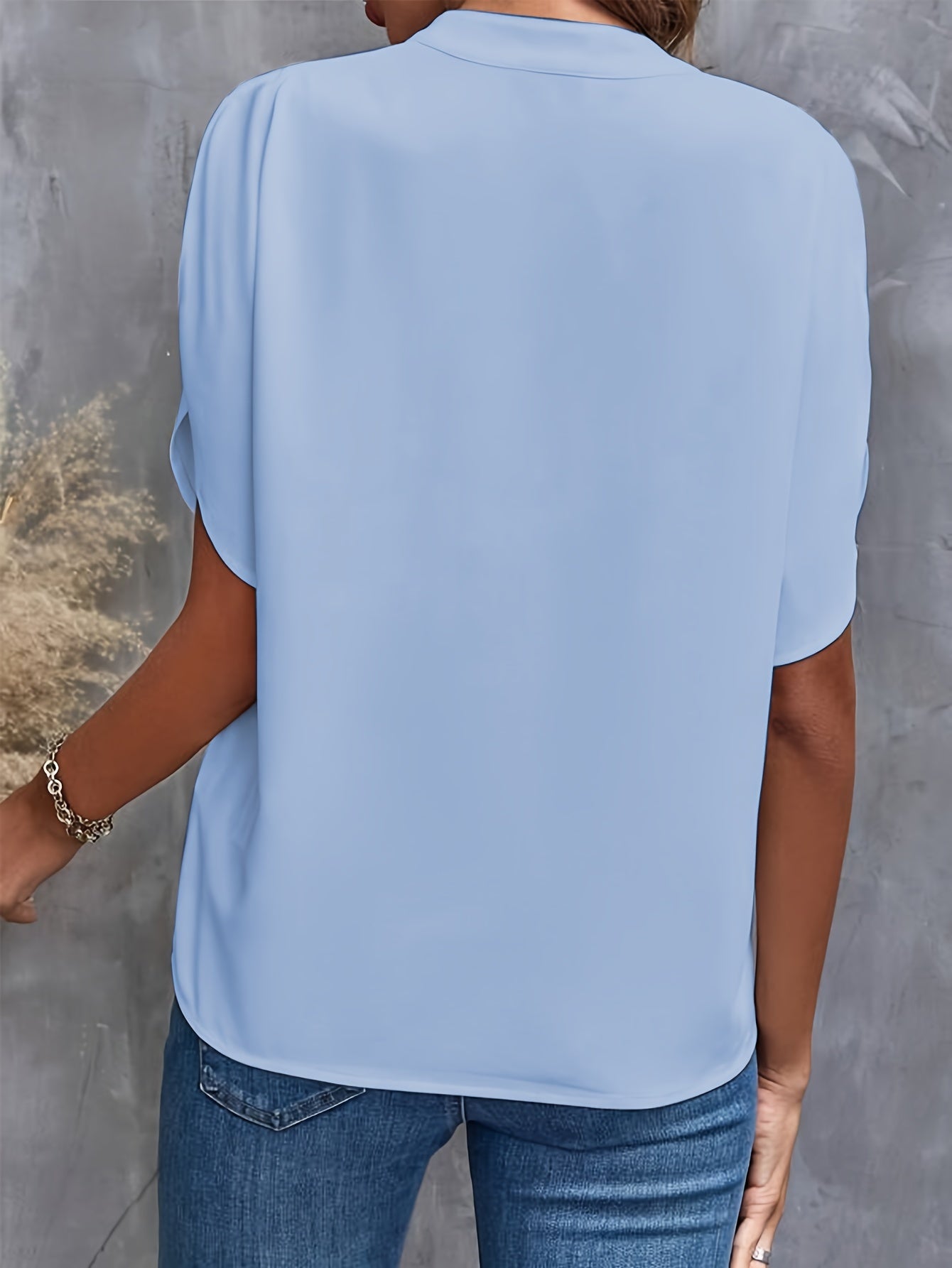 Elegant BloomBliss bluse til kvinder i åndbart materiale, draperet design og livlige farver, perfekt til foråret.