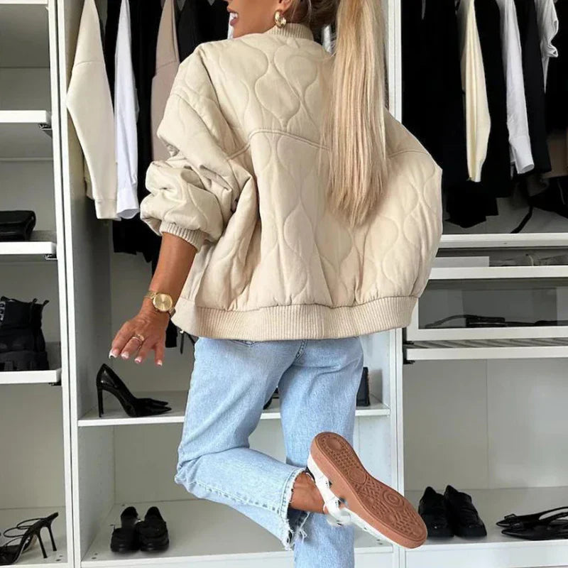 "Elegant bomberjakke til kvinder med moderne design, tilgængelig i grå, oliven, og sort. Kombinerer stil og komfort."