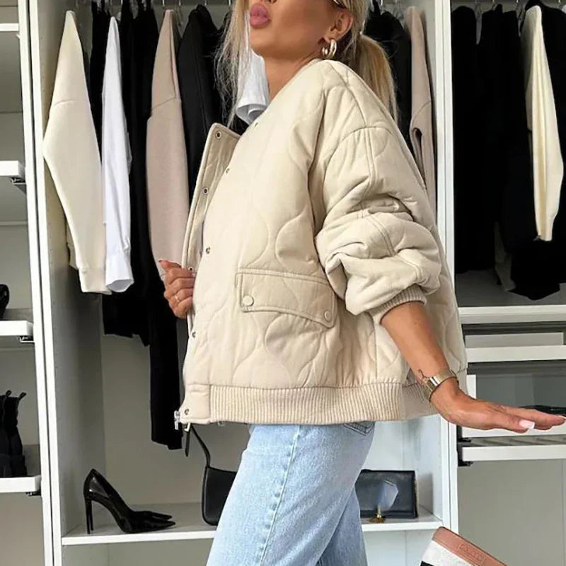 "Elegant bomberjakke til kvinder med moderne design, tilgængelig i grå, oliven, og sort. Kombinerer stil og komfort."