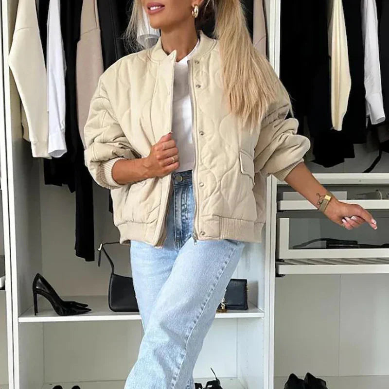 "Elegant bomberjakke til kvinder med moderne design, tilgængelig i grå, oliven, og sort. Kombinerer stil og komfort."